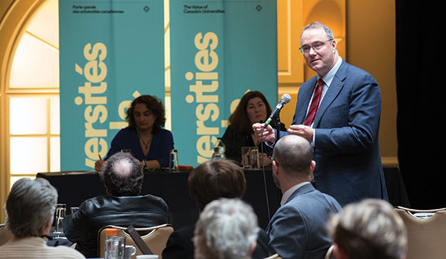 Paul Davidson, président-directeur général d’Universités Canada, s’adresse aux participants à l’atelier sur la valeurs des arts libéraux qui s’est tenu récemment à Montréal.